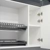 Светлая угловая кухня с антресолью-витриной